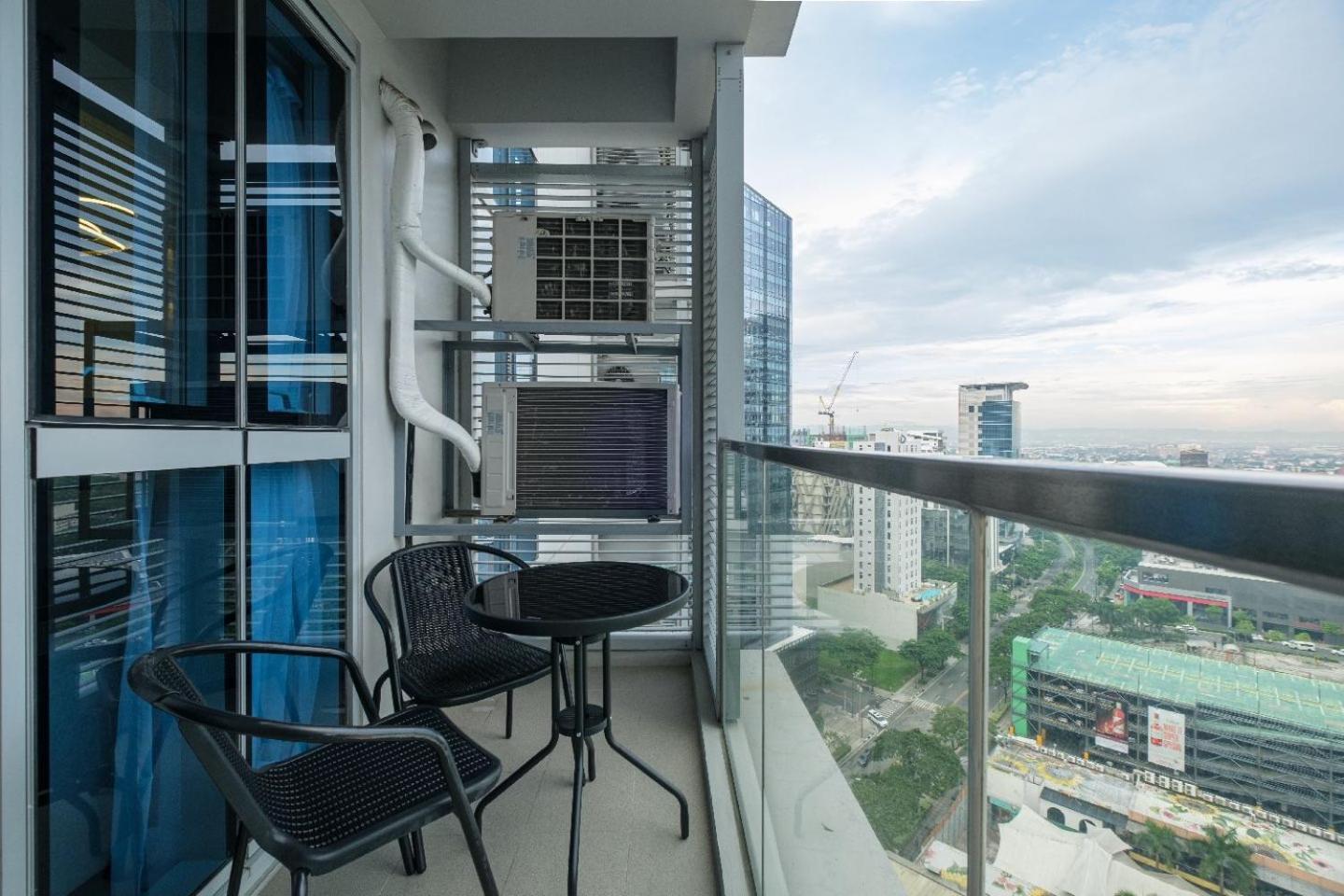 Uptown Parksuites Apartments Tower 2 Bgc By Ph Staycation Manila Bagian luar foto